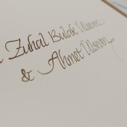  Altın (Gold) rengi davetiye üzeri kaligrafi yazımı Davetiye üstü kaligrafi yazımı - davetiye zarfı isim yazma -kişiye özel davetiye yazımı kaligrafi - hattat- istanbul kaligrafi